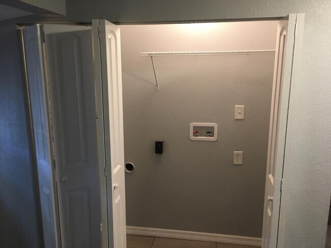 Building Photo - Updated 4/1 Home in St Petersburg