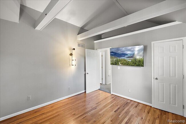 Building Photo - 564 Brookside Ave