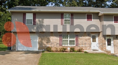 Building Photo - Move in Ready Updated 4 bed 2 bath with ga...