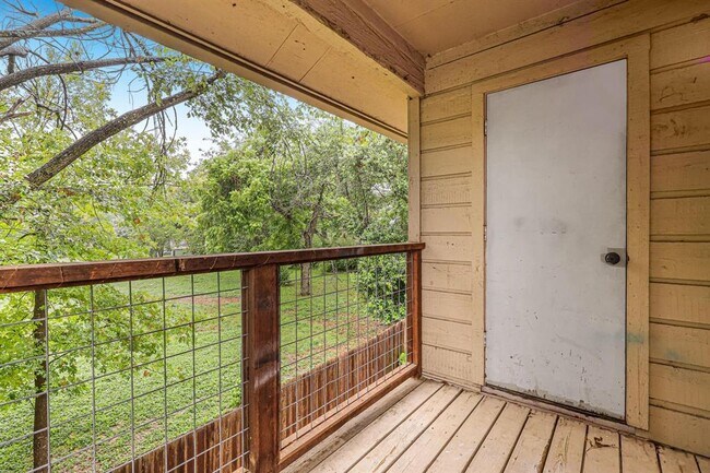 Building Photo - 421 W San Antonio St