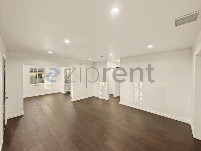 Building Photo - Unit