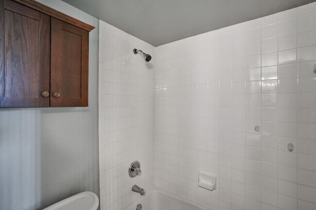 Building Photo - Townhouse with 2 Beds, 2.5 Baths, In-Unit ...