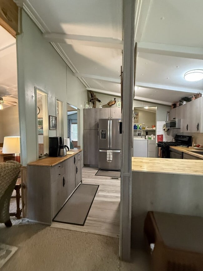 Building Photo - Rare Seasonal Frankfort Find-Fully Furnished!