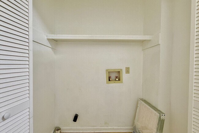 Building Photo - AVAILABLE END OF AUGUST 2026! (No pets preferred)