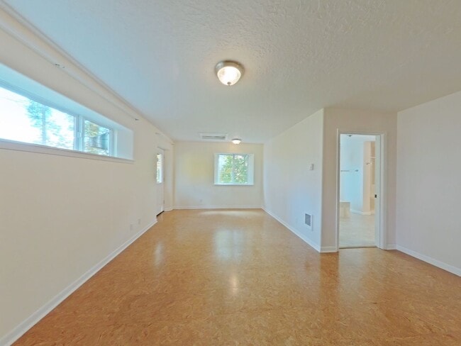 Building Photo - Huge 5 Bedroom Cabin-Style Home on 2+ Wood...