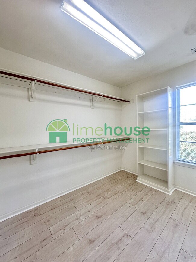 Building Photo - 708 Meta Pointe Dr