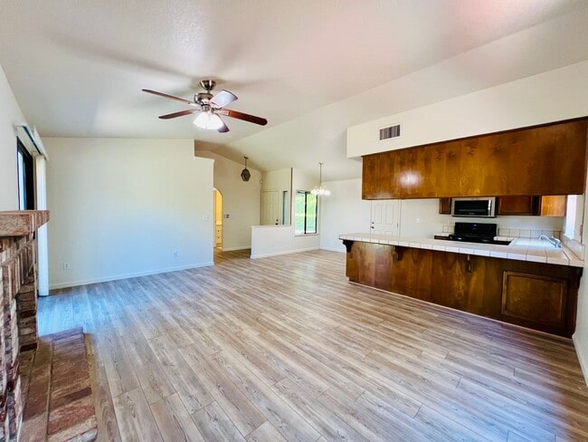 Building Photo - Charming 3 bed/2 bath with detached unit 1...
