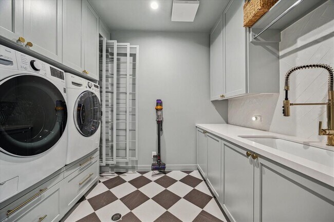 Building Photo - 6206 Piping Rock Ln
