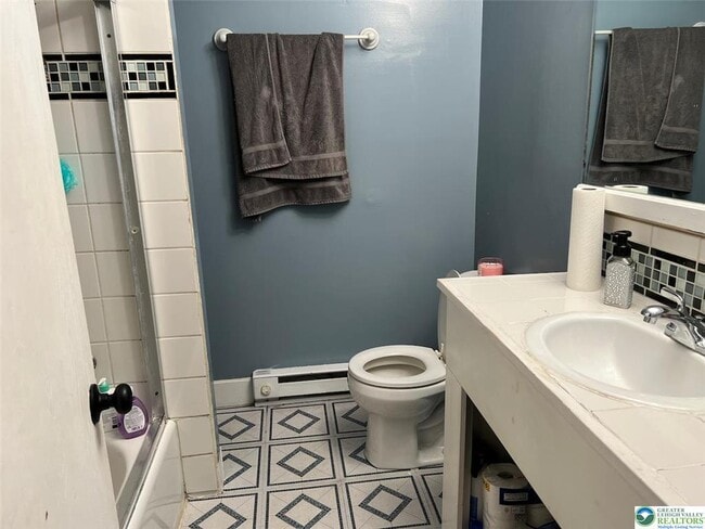 Building Photo - 822 E 8th St