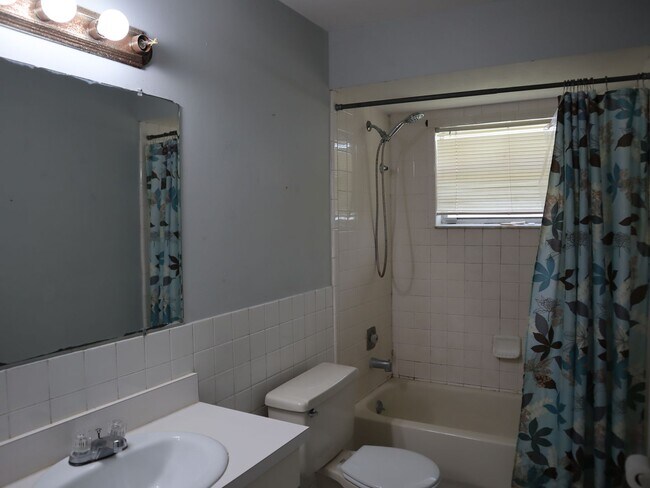 Building Photo - Cute 3 bedroom 2 bath 1 Car Garage  $1`650.00 Call Carole Arcaro 386-216-4900 Deltona Lakes Realty