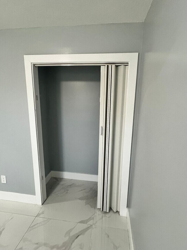 Building Photo - NEWLY RENOVATED 3 BEDROOM 2 BATH HOME- TIL...
