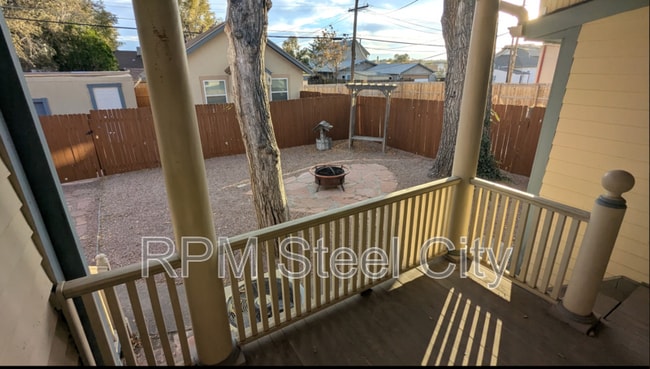 Building Photo - 512-512 1/2 W 10th St