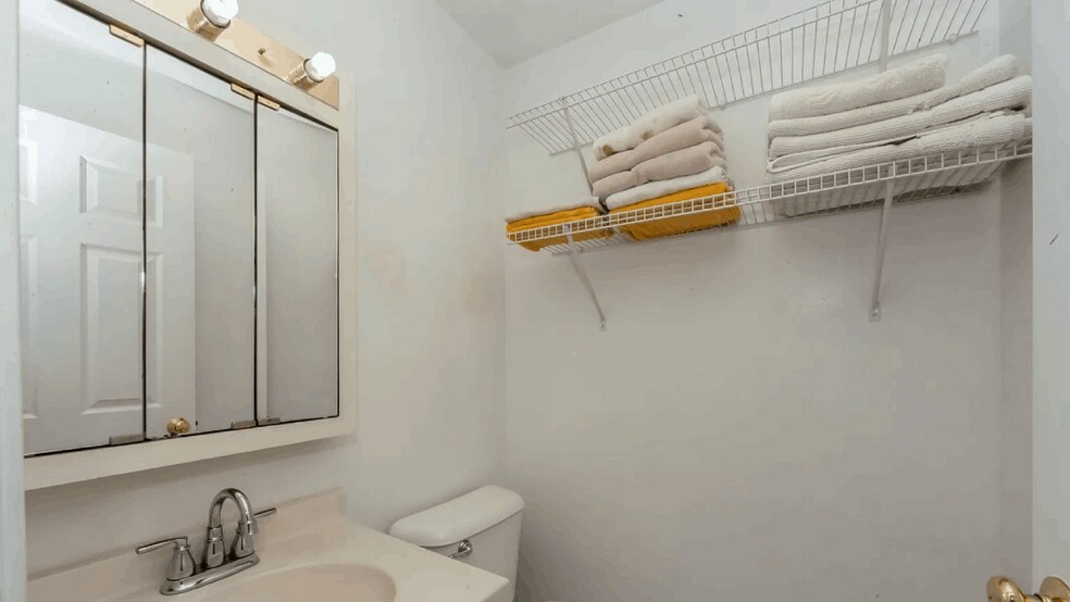 Building Photo - 239 W Court of Shorewood