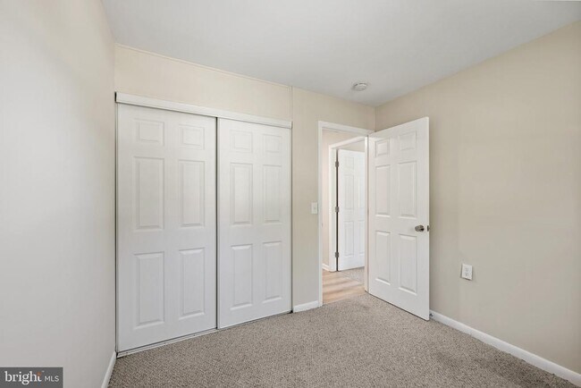 Building Photo - 908 Country Terrace