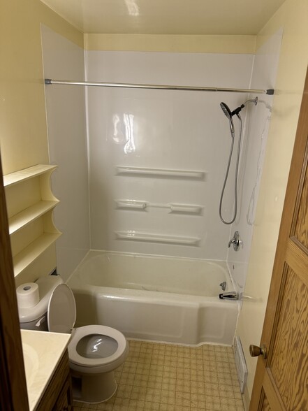 BATHROOM - 324 Hill St