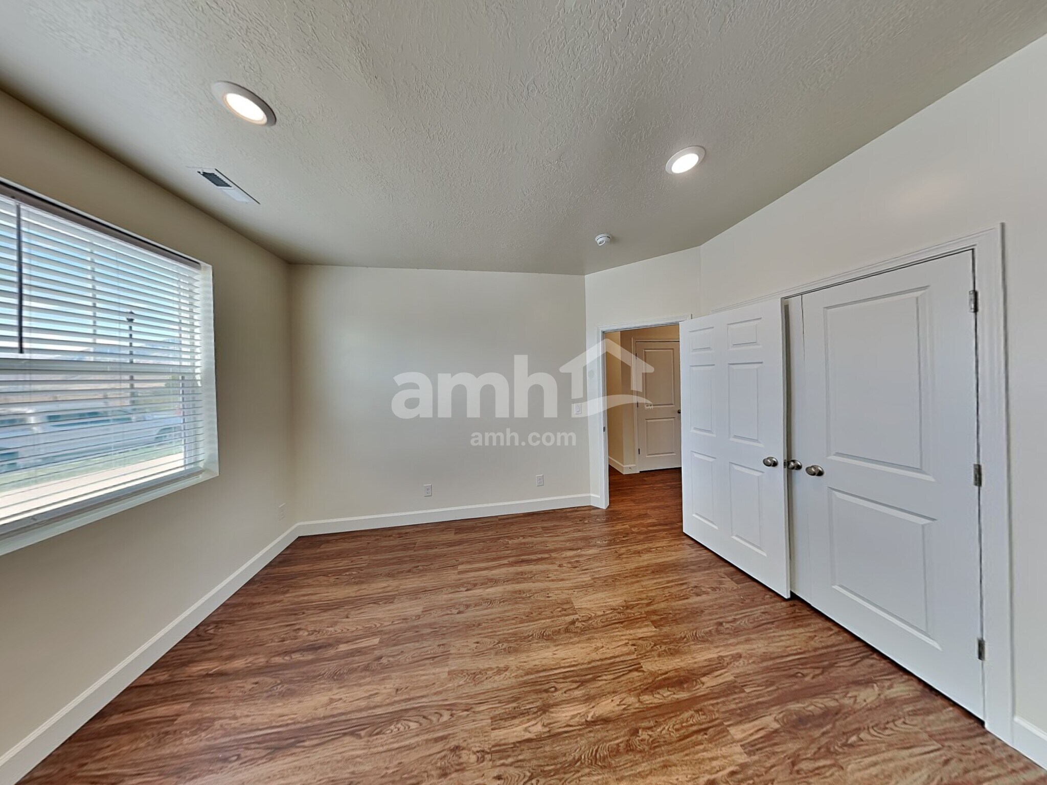 Building Photo - 2054 E Silverado Ln