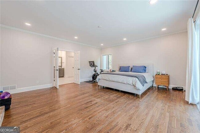 Building Photo - 4562 Columns Dr SE