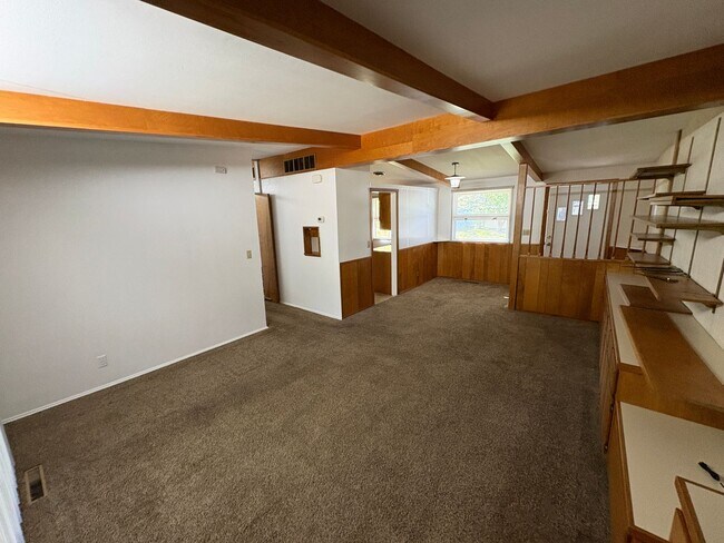 Building Photo - Spacious 3-Bedroom 1-Bath First-Floor Unit...