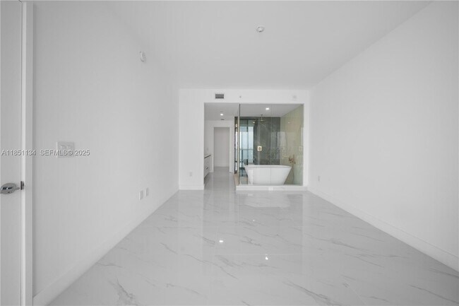 Building Photo - 700 NE 24th St