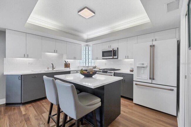 Building Photo - 200 Cocoanut Ave