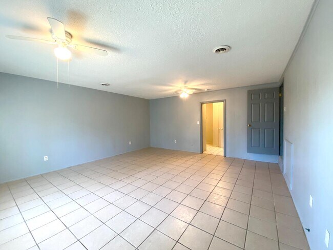 Building Photo - 739 S Germantown Cir