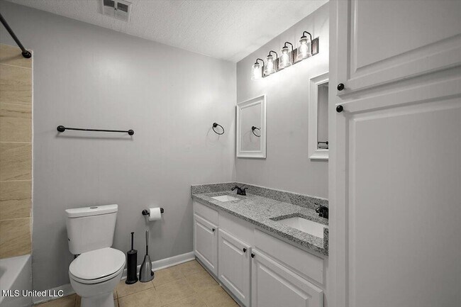 Building Photo - 36 Pebble Hill Dr