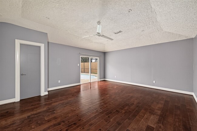 Building Photo - 2130 Round Lake Dr