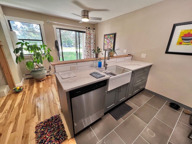 Building Photo - Tastefully updated 1 bedroom, 1 bathroom c...