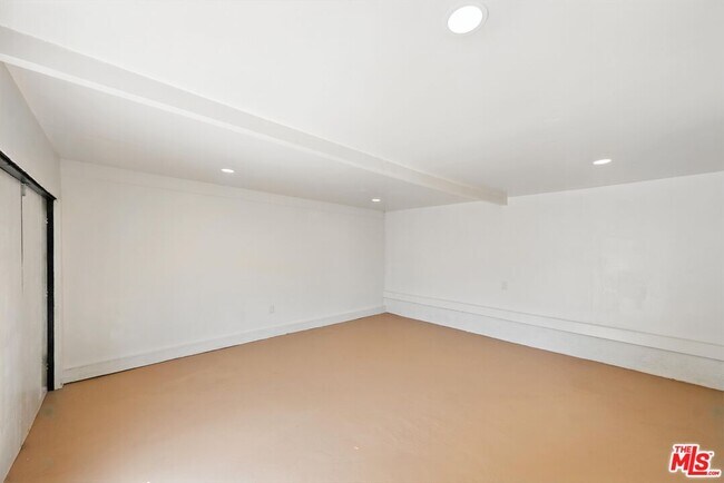 Building Photo - 330 N La Jolla Ave