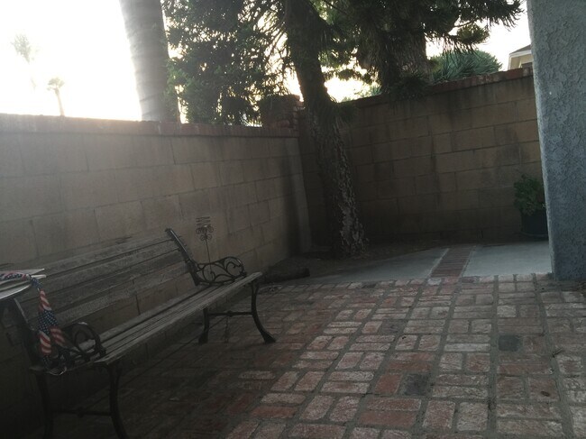 Building Photo - 4076 McLaughlin Ave