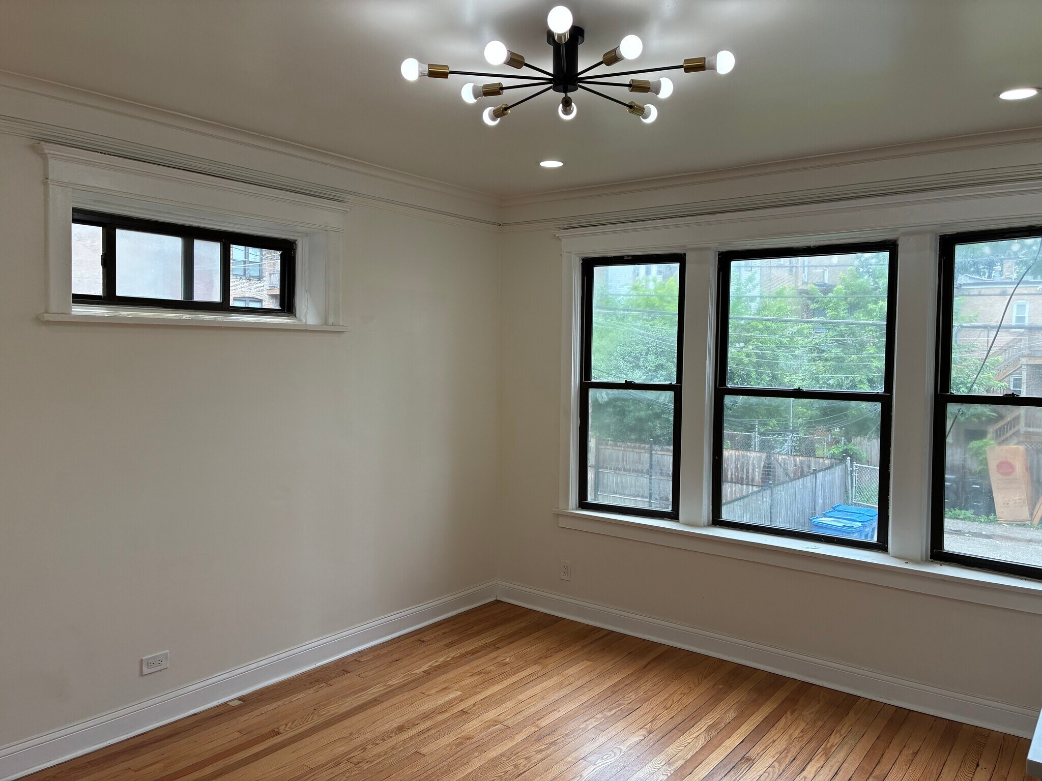 Building Photo - 6142 S Rhodes Ave