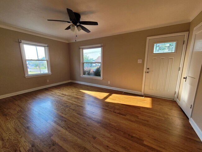 Building Photo - Great NE location 3 bedroom 1 bath, 1 stal...