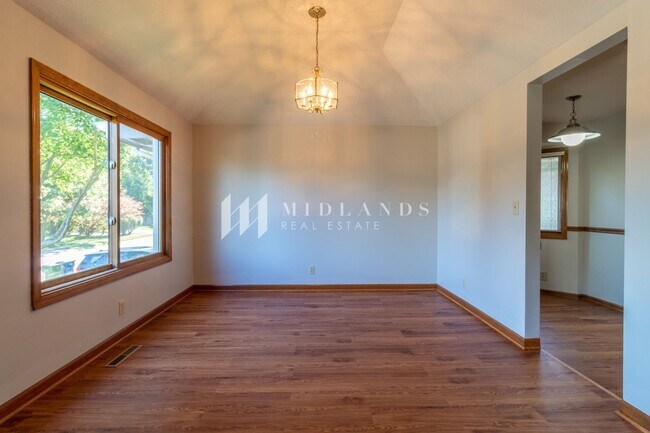 Building Photo - Updated Two Springs Split Entry