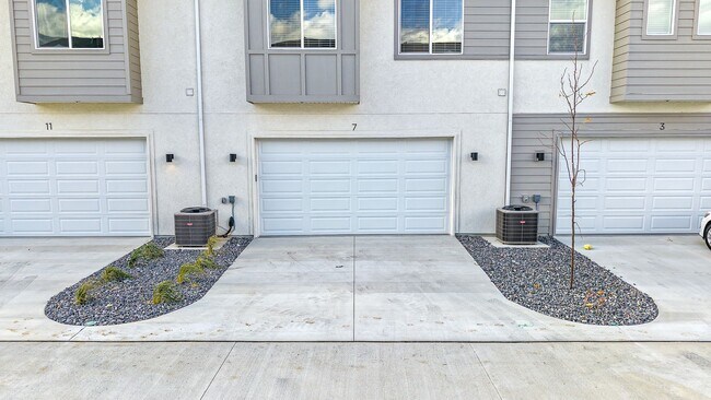 Building Photo - *No Security Deposit Required Upfront for 6 Months!  2024 Townhome. Move In Special!