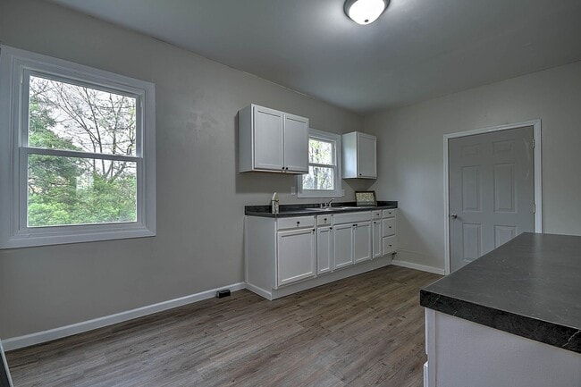 Building Photo - 635 S McKee St