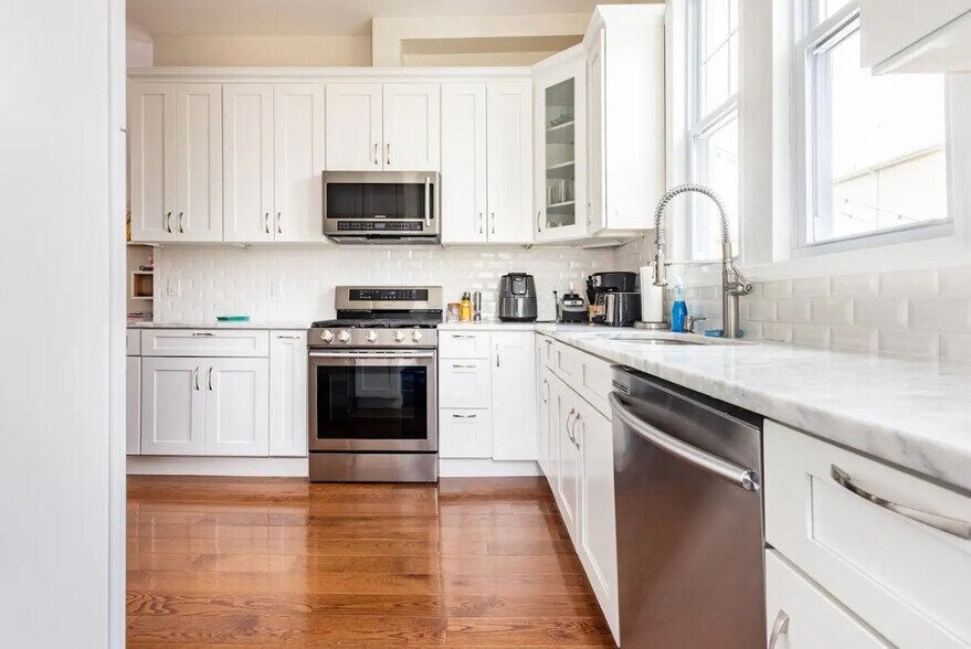 Primary Photo - 1415 West St
