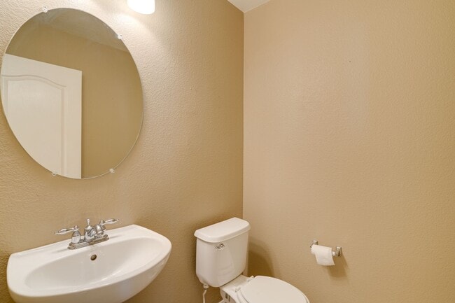 Building Photo - FANTASTIC 3 BEDROOM 2.5 BATH IN NORTH LAS ...