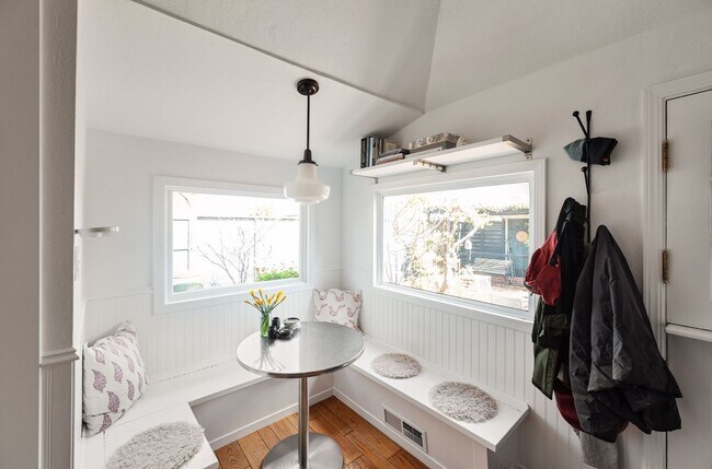 Building Photo - Elegant, Light-Filled Furnished Alameda Home with Indoor-Outdoor Living