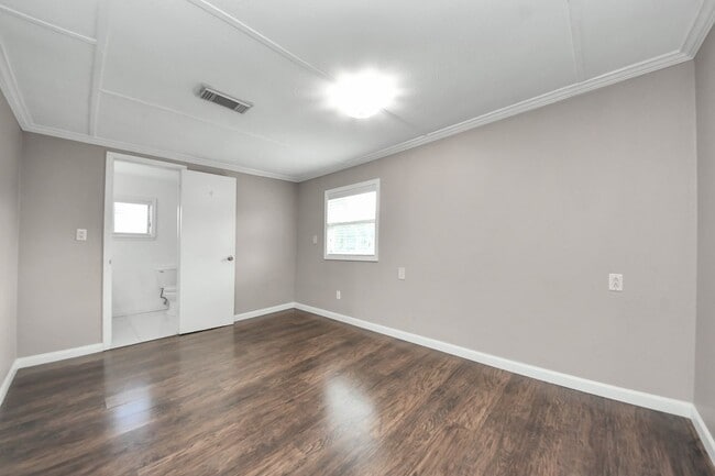 Building Photo - 5747 Turtle Creek Rd