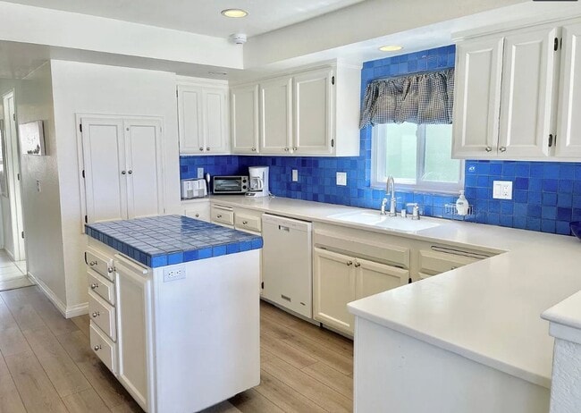 Building Photo - 4025 Ocean Dr