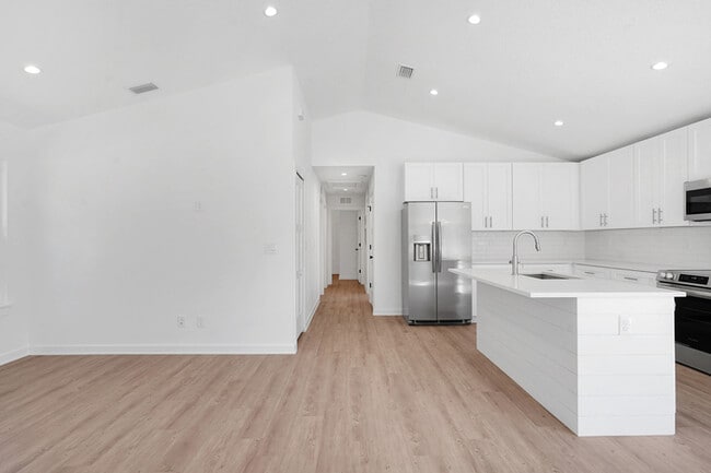 Building Photo - 988 W 9th St