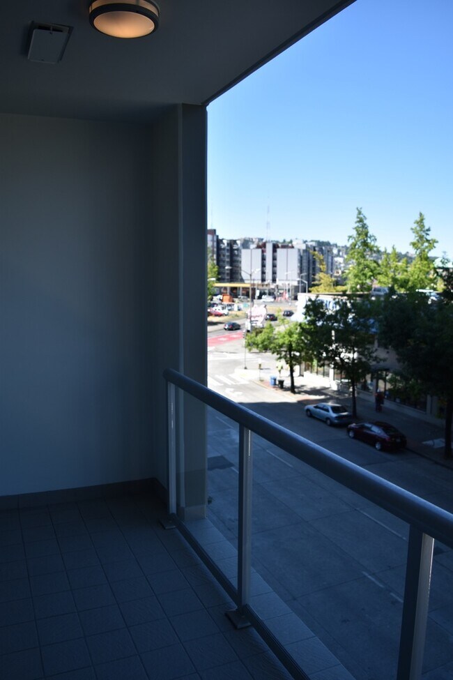 Building Photo - Spacious Luxury One Bedroom - Insignia