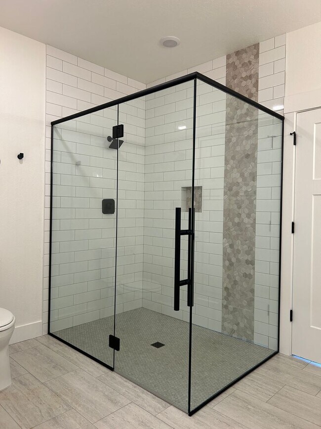 Building Photo - Custom Condo in Hamilton