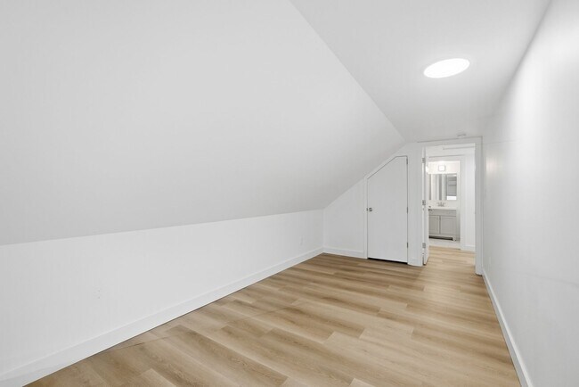 Building Photo - 568 Hale Ave