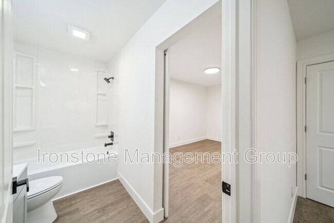 Building Photo - 3165 E 49th St