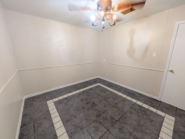 Building Photo - 6255 Bedford Dr