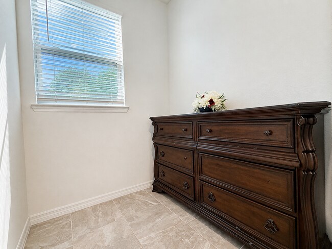 Building Photo - Experience modern & expansive living in this corner-lot 5Bedrooms/3.5Bath home at Ocala!