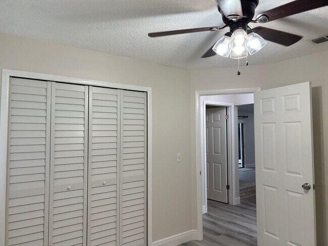 Building Photo - Water view - Pool home