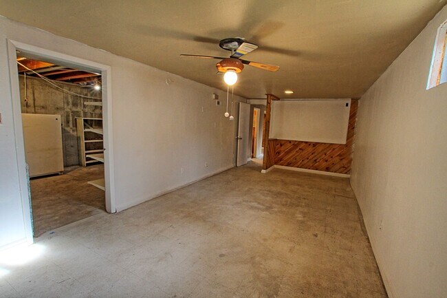 Building Photo - 3 bed 1 and 3/4 bath ranch home