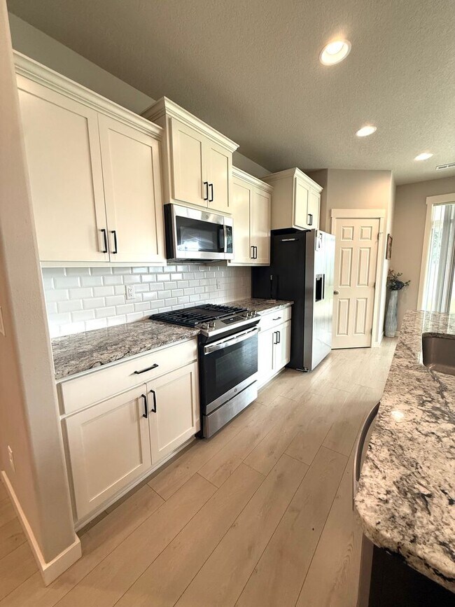 Building Photo - Beautiful Three Bedroom in Pasco Near Chiawana High School